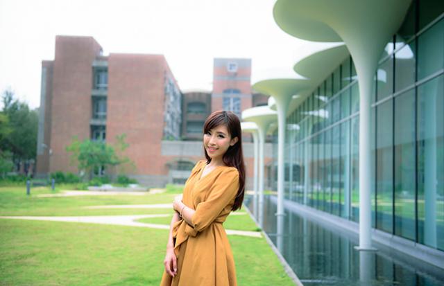 オレンジ色の服の服が与えるイメージ『明るく元気』