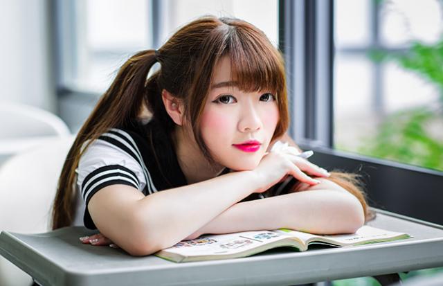 卒業アルバムを友達と眺めている夢