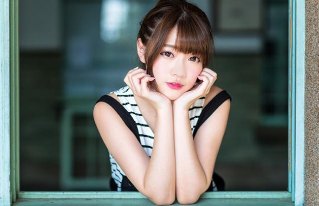 腕時計の針が進む