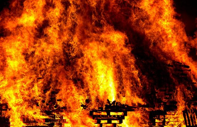 遠くから爆発音が聞こえる夢