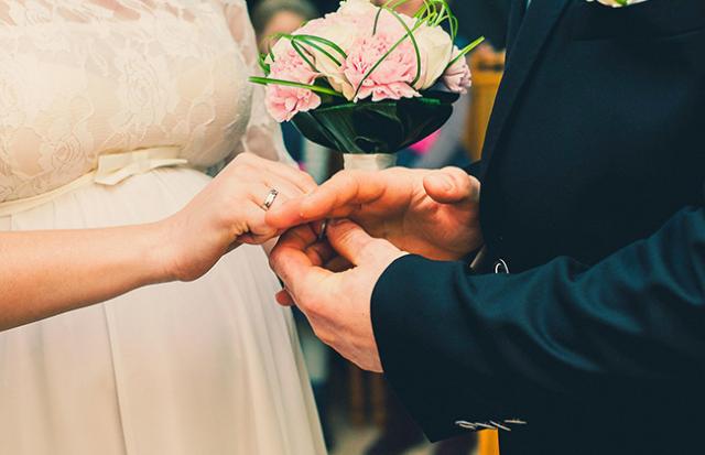 身内だけで結婚式を挙げる夢