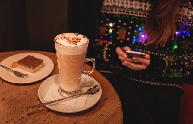 カフェで一人で過ごしている夢