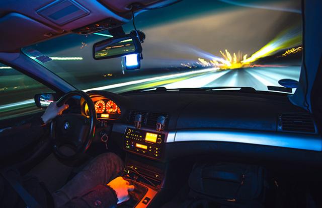 盗んだ車でスピードを出して運転している夢