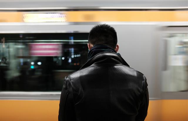 電車に跳ねられた人が飛んでくる夢