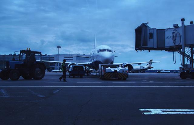 飛行機が炎上している