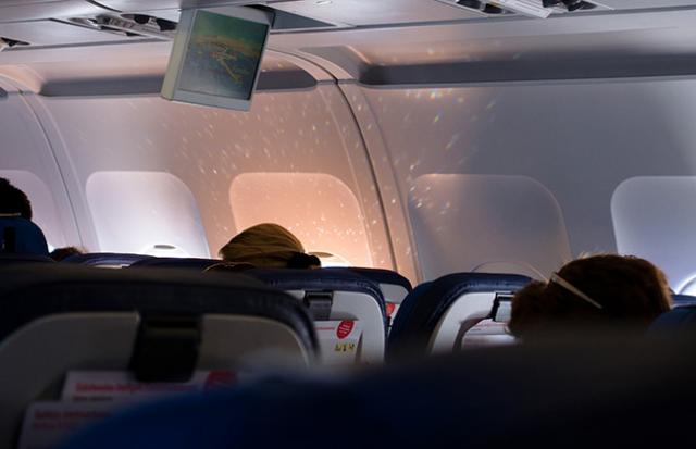 飛行機から降りてくる人を見る