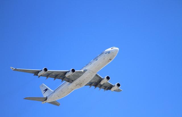墜落してくる飛行機から逃げる夢
