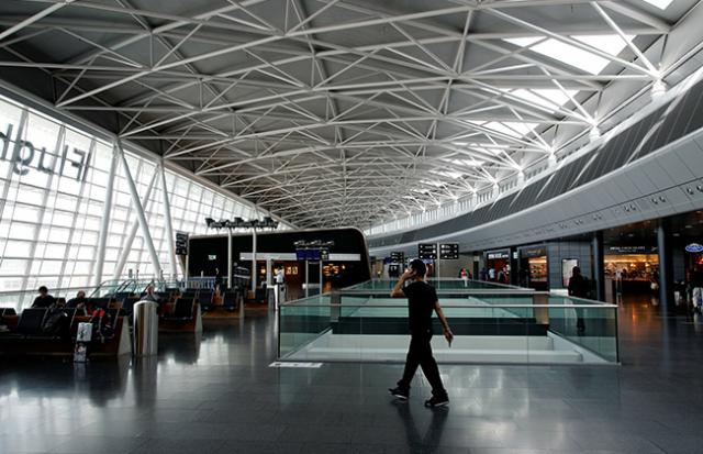 一緒に飛行機を待っている異性と会話が弾まない夢