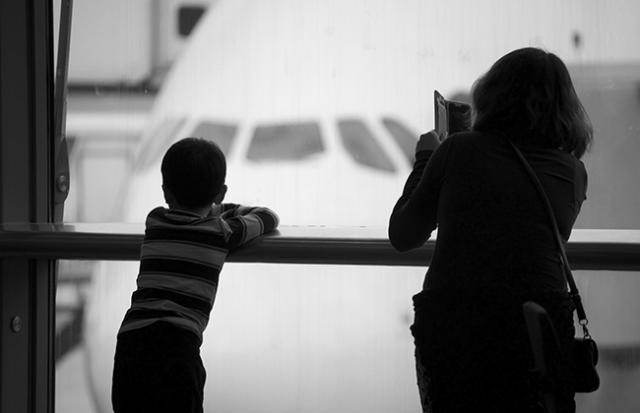 空港のロビーで待ち合わせをする夢