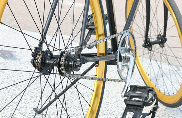 自転車のライトを頼りに走る夢